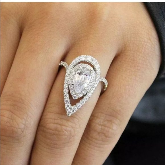 Elegant Silver Teardrop Ring - Picture 8 of 9